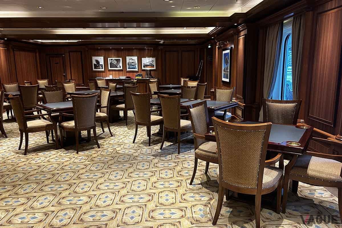 みんなでトランプなどに興じるカードルームも存在