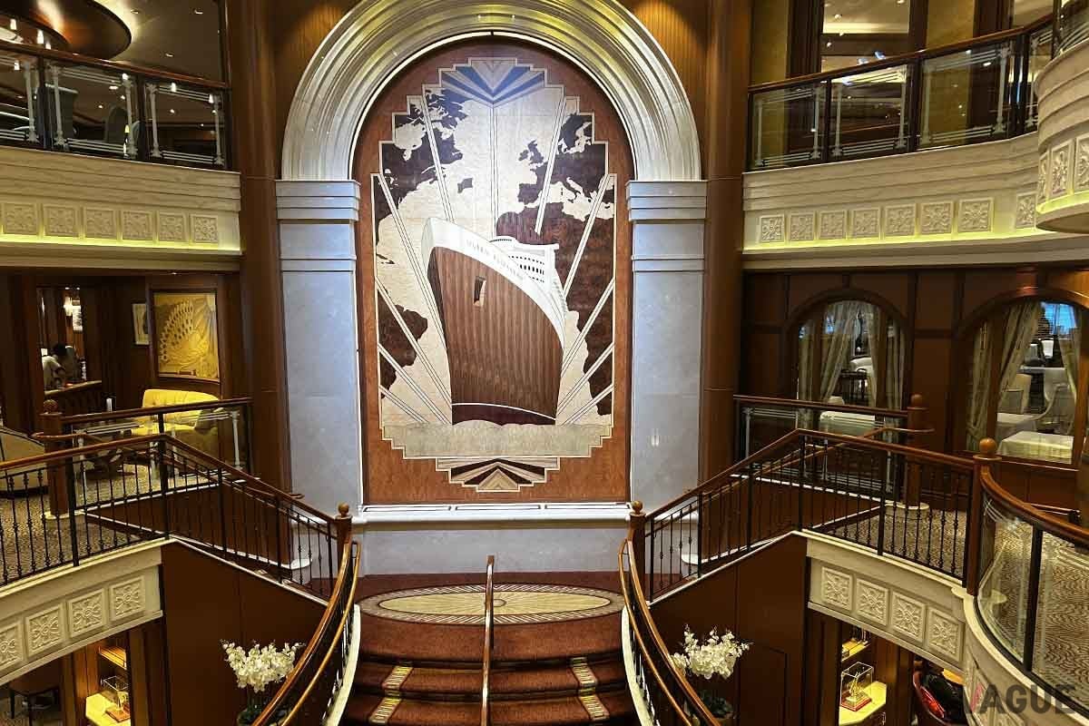 クイーン・エリザベスの船中央にあるグランドロビー。初代クイーン・エリザベスを題材にした寄木細工は、エリザベス女王の甥で世界的な彫刻家、第2代スノードン伯爵の作品