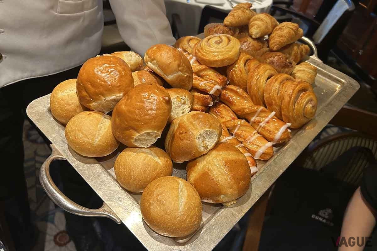 ブリタニア・レストランでの朝食。これは無料