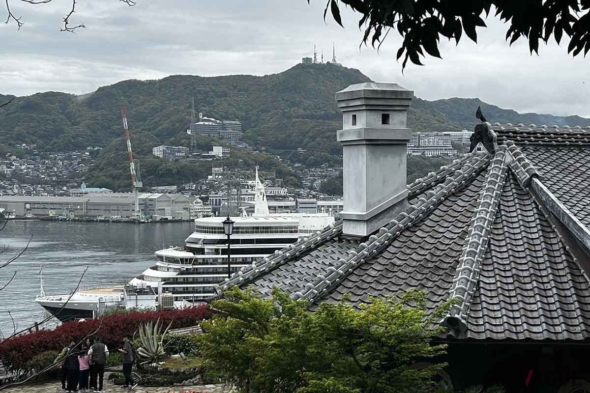 グラバー園から見た停泊中のクイーン・エリザベス