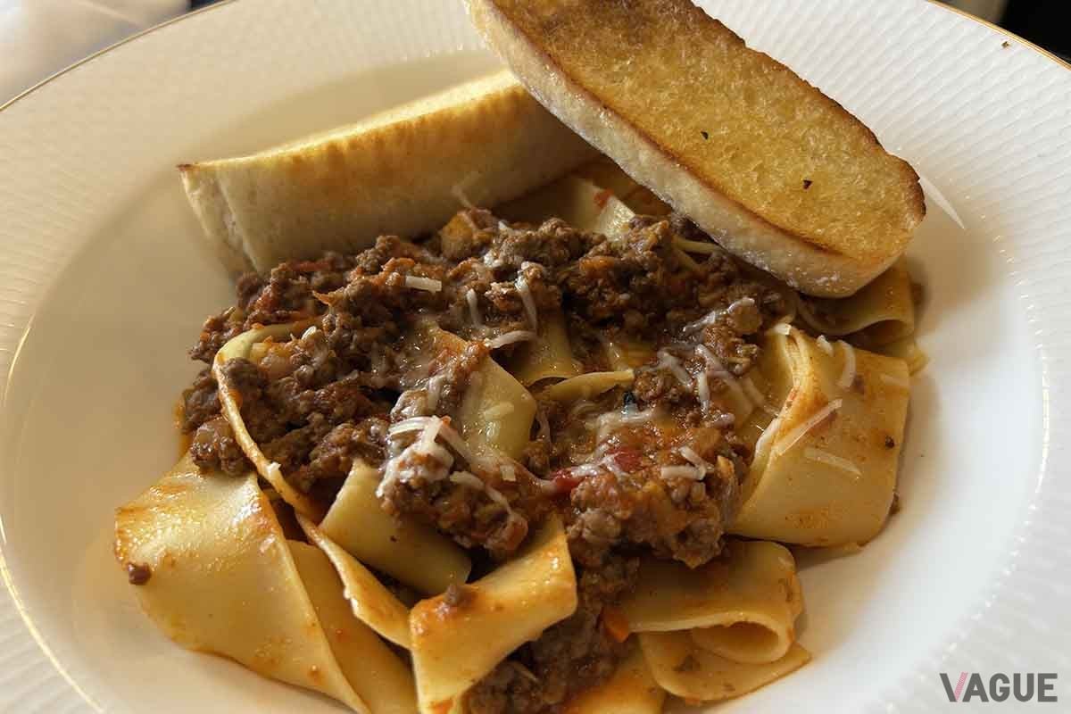 ルームサービスのラグーのパスタ。深夜に注文しても部屋に運んでくれる