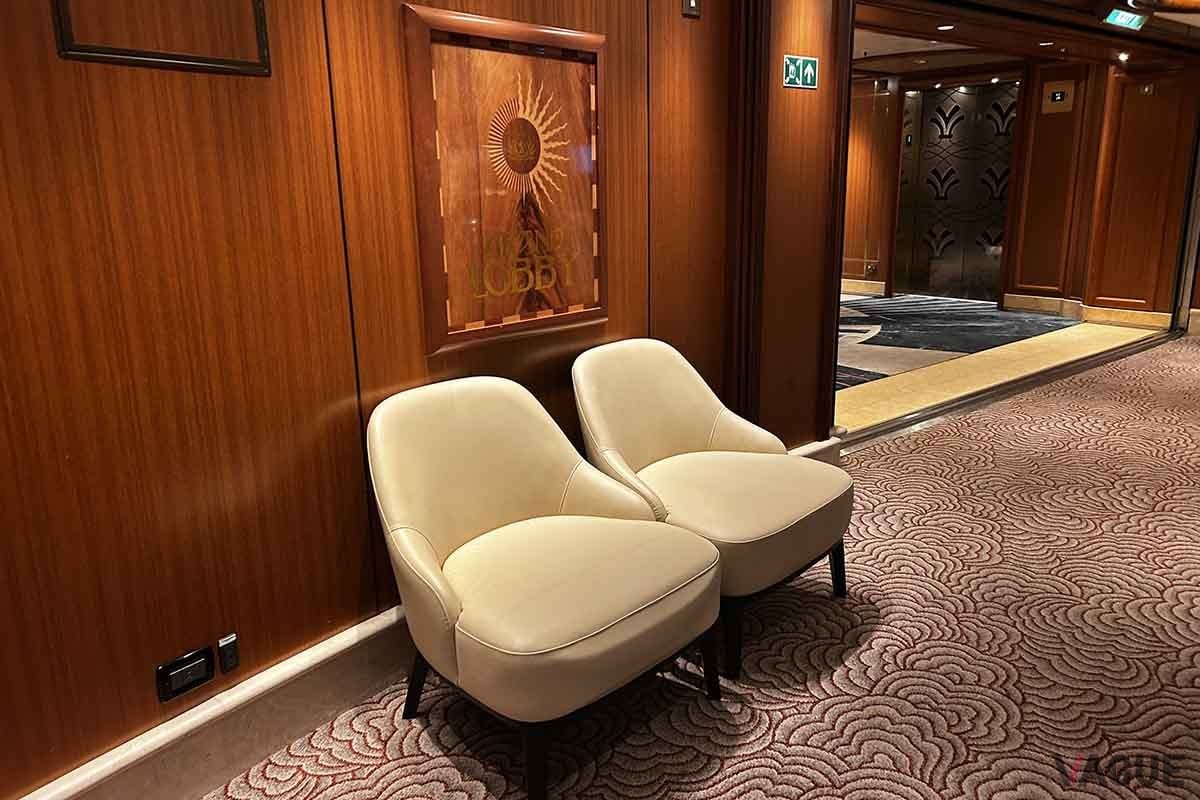 クイーン・エリザベス船内の各所にあるソファ。どこでもWi-Fiが入るので、パソコン仕事ができる