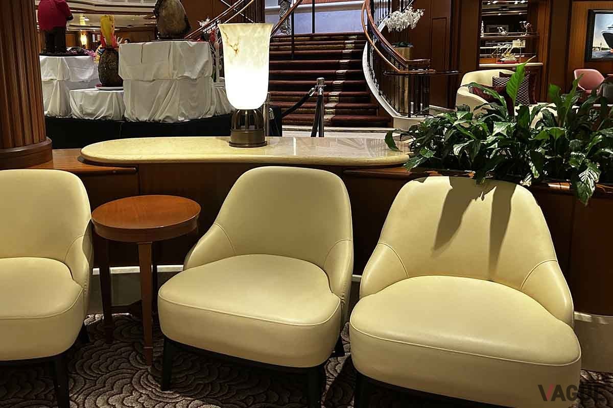 クイーン・エリザベス船内の各所にあるソファ。どこでもWi-Fiが入るので、パソコン仕事ができる