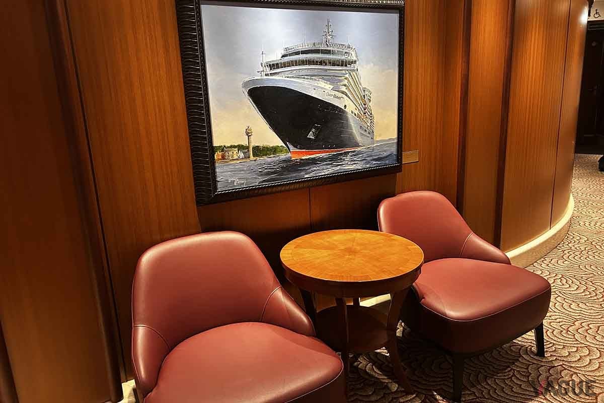 クイーン・エリザベス船内の各所にあるソファ。どこでもWi-Fiが入るので、パソコン仕事ができる