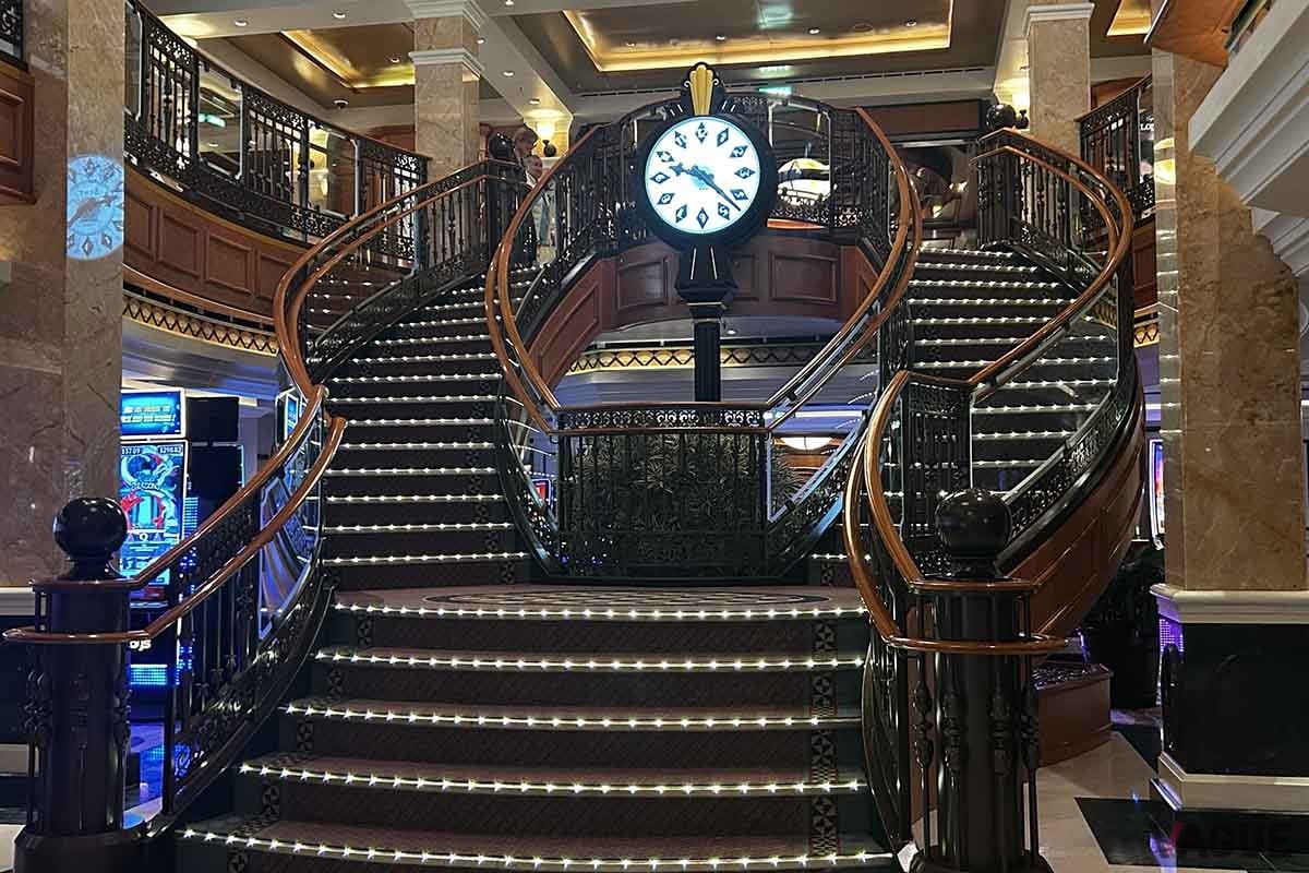 デッキ3 ロイヤル・アーケードにある階段の時計は、ロンドンの時計塔ビッグ・ベンを作ったデント社のもの