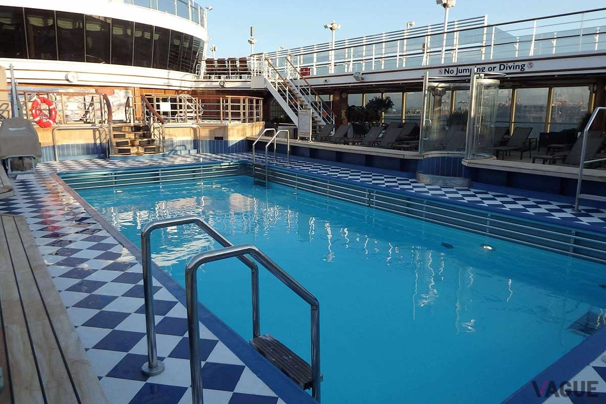 クイーン・エリザベスの船内にある「パビリオン・プール」