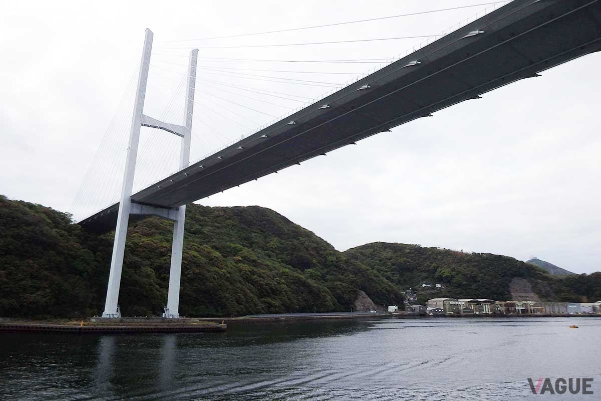 長崎・女神大橋の下をくぐるクイーン・エリザベス。橋の上からも多くの人が手を振って見送ってくれた