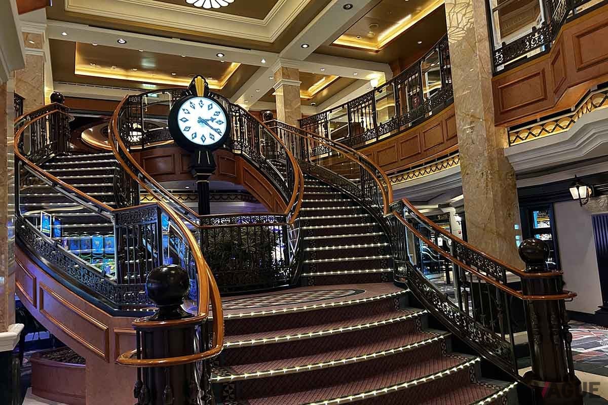 デッキ3 ロイヤル・アーケードにある階段の時計は、ロンドンの時計塔ビッグ・ベンを作ったデント社のもの