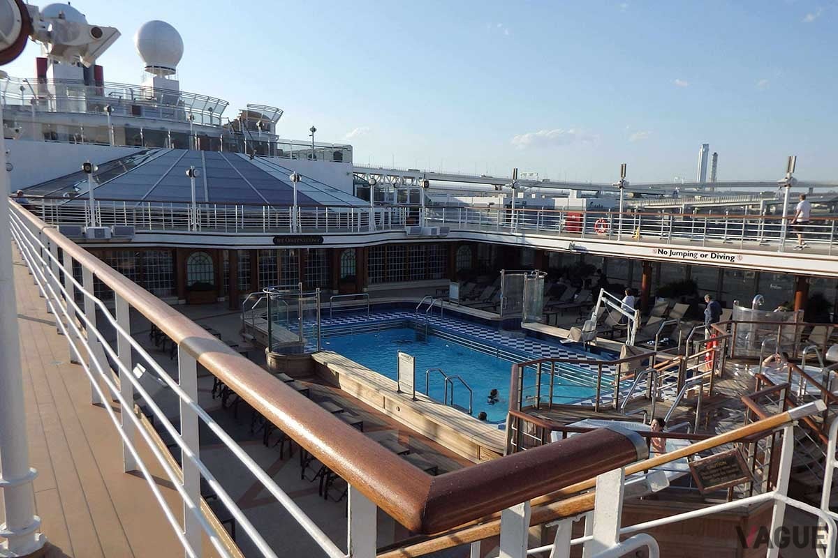 天気の良い日はプールサイドで日光浴をしている人が多かった