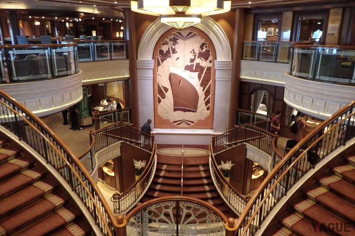 クイーン・エリザベスの船中央にあるグランドロビー。初代クイーン・エリザベスを題材にした寄木細工は、エリザベス女王の甥で世界的な彫刻家、第2代スノードン伯爵の作品