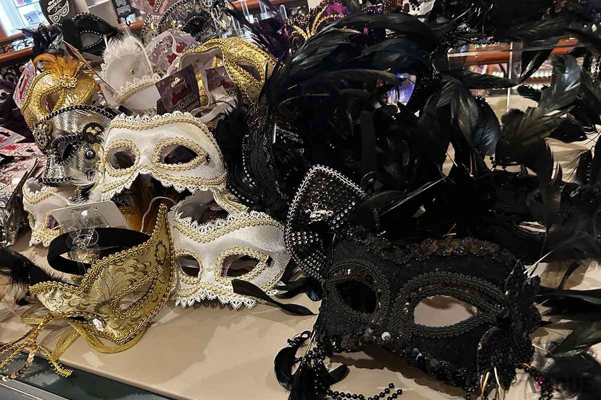 ドレスコード「マスカレード（仮面舞踏会）」の日は、仮面が販売されていた