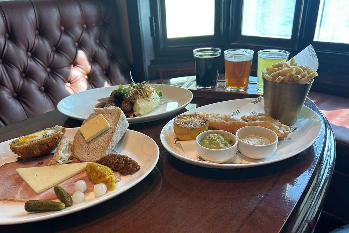 クイーン・エリザベスのレストラン、「ゴールデン・ライオン」での食事（有料）