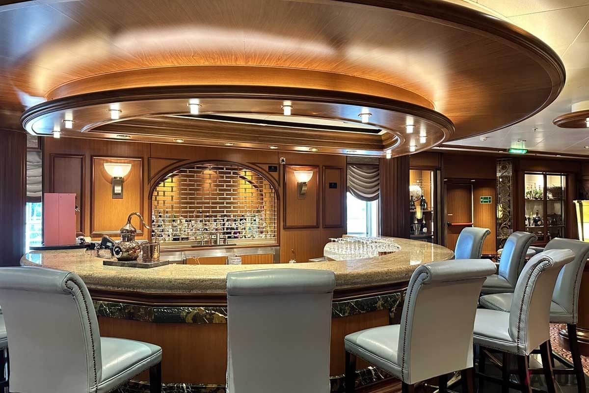 ミッドシップス・バーという「ジン」バー