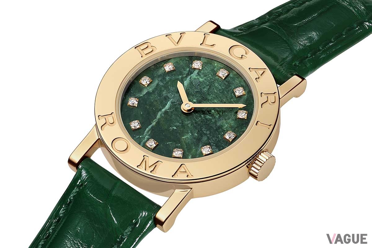 ベゼルには「BVLGARI ROMA」の文字が。深いグリーンの大理石ダイヤルに合わせてストラップもグリーンのアリゲーター