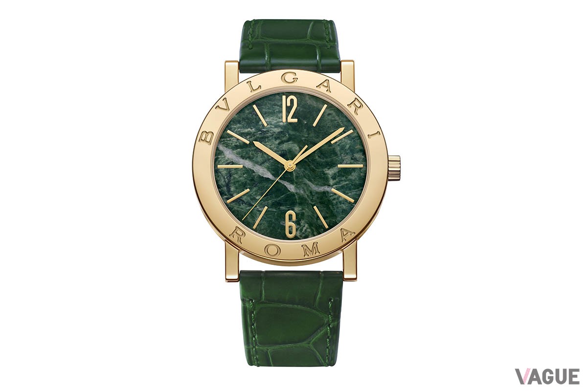 「BULGARI」ではなくローマ時代の表記を採用した「BVLGARI」の文字が輝くイエローゴールド製ベゼル