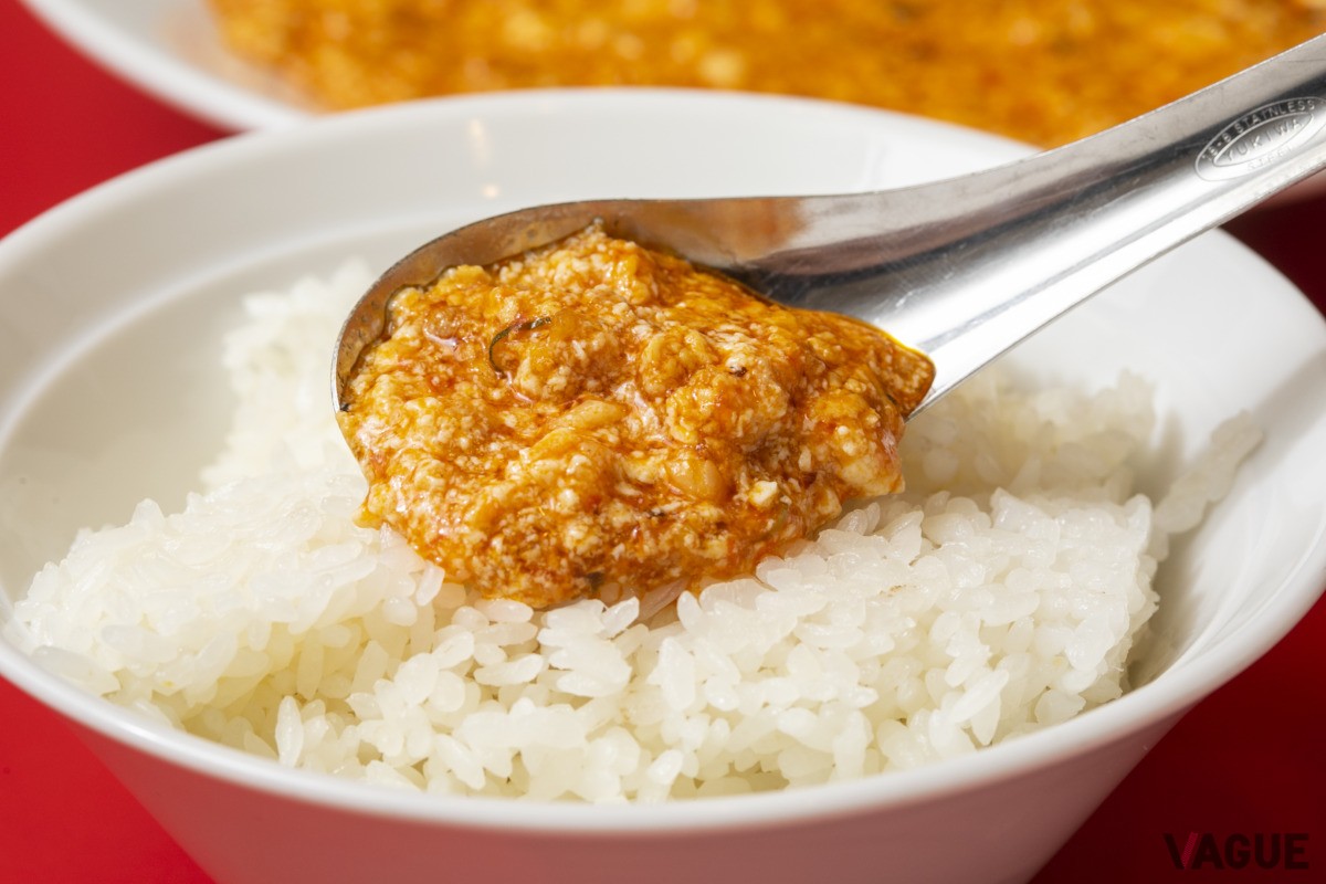 豆腐がほぐれているからこそ、ゴハンの上に乗せて一気にかきこんでも旨い！
