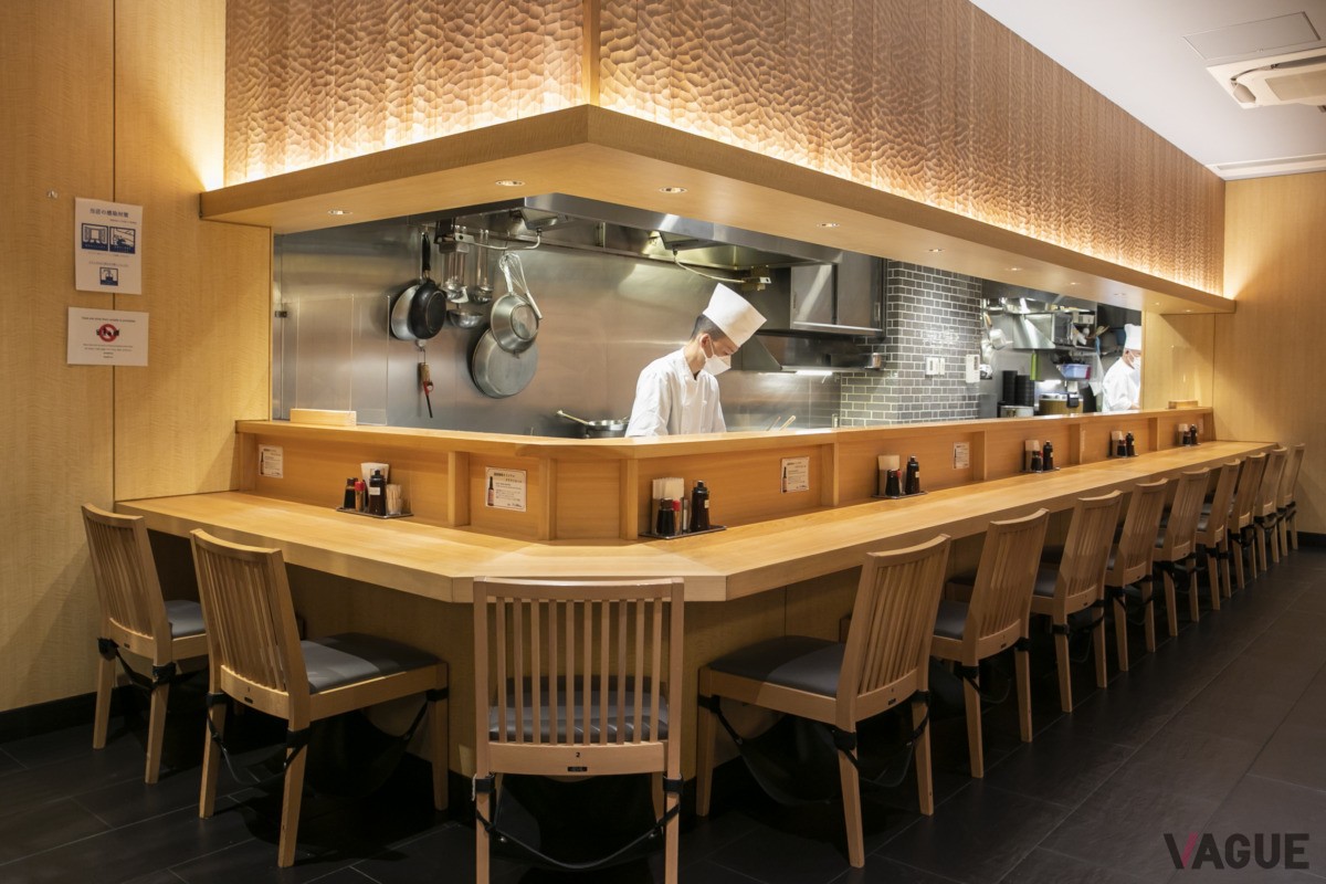 店内はカウンター席とテーブル席があり、カウンター席の場合、調理風景を眺めることができる