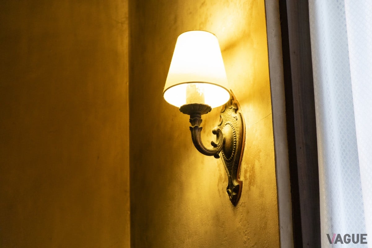 壁のライトもこの店がオープンした当時のものが今も現役で使われている