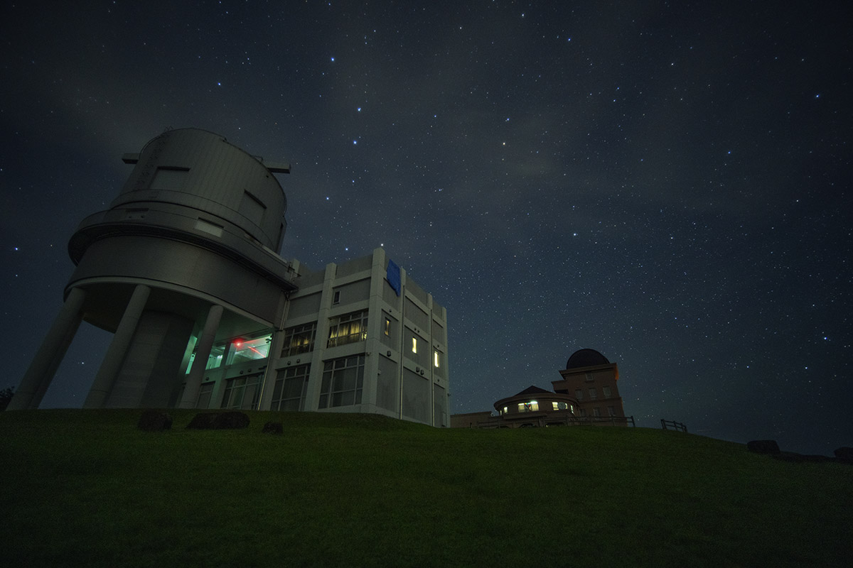 「南館屋上角と北斗七星のひしゃく先端をギリギリまで近接させて一体感を出しています」（宮坂氏）