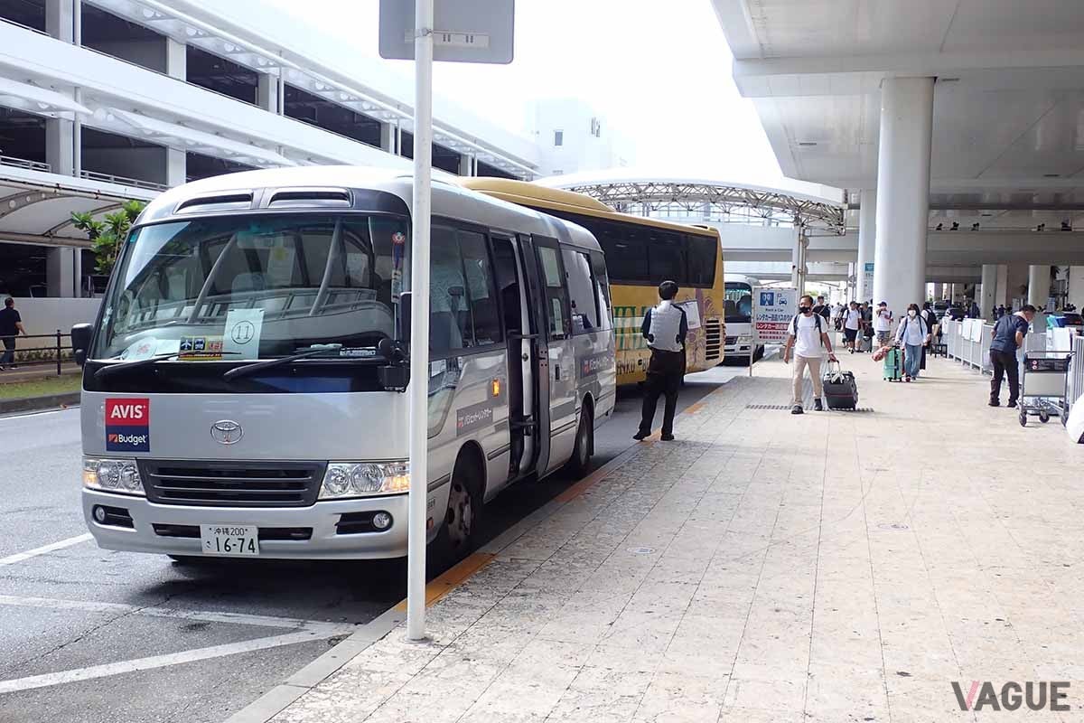 那覇空港到着ロビー前のレンタカー送迎バス乗り場。混雑時にはここでの待ち時間も発生する