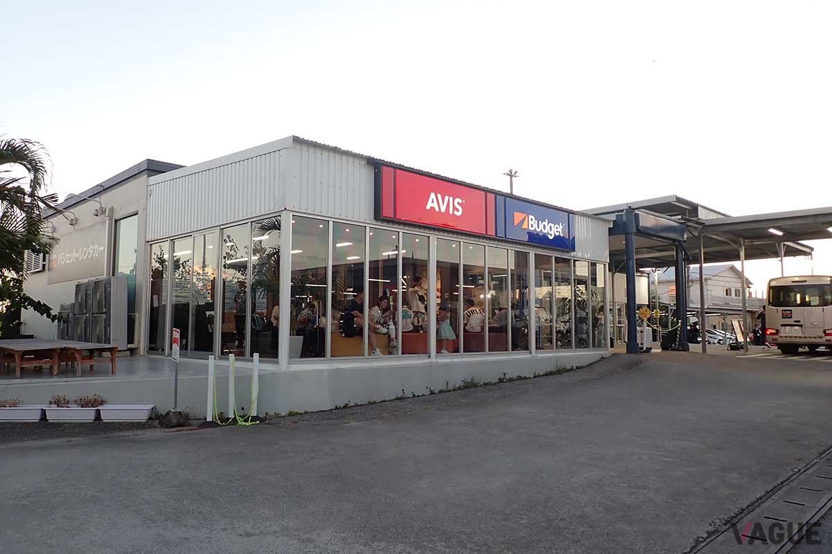 豊見城市内にあるレンタカー営業所。空港から7kmほどの距離にあり、送迎バスで15〜20分ほどかかる