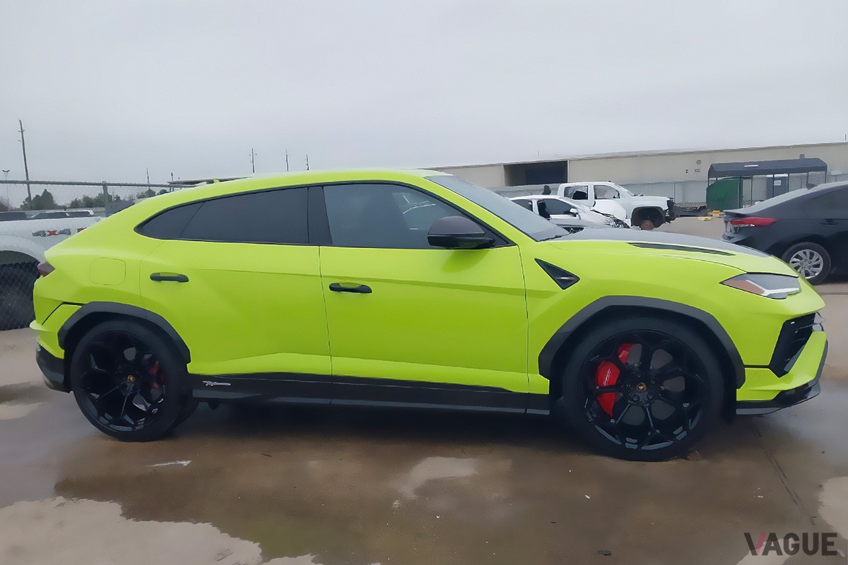 車両識別番号が切り取られたランボルギーニ「ウルス ペルフォルマンテ」。走行距離はわずか52マイル（C）Insurance Auto Auctions, Inc.