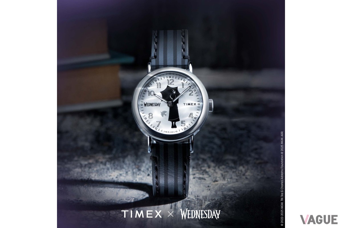 ホワイトダイヤルに描かれたウェンズデー・アダムスが特徴的な「Timex x Wednesday Weekender」
