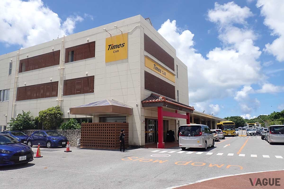 大手レンタカー会社で那覇空港から至近の営業所は少ない。こちらは到着ロビー前から約1.5kmにある営業所