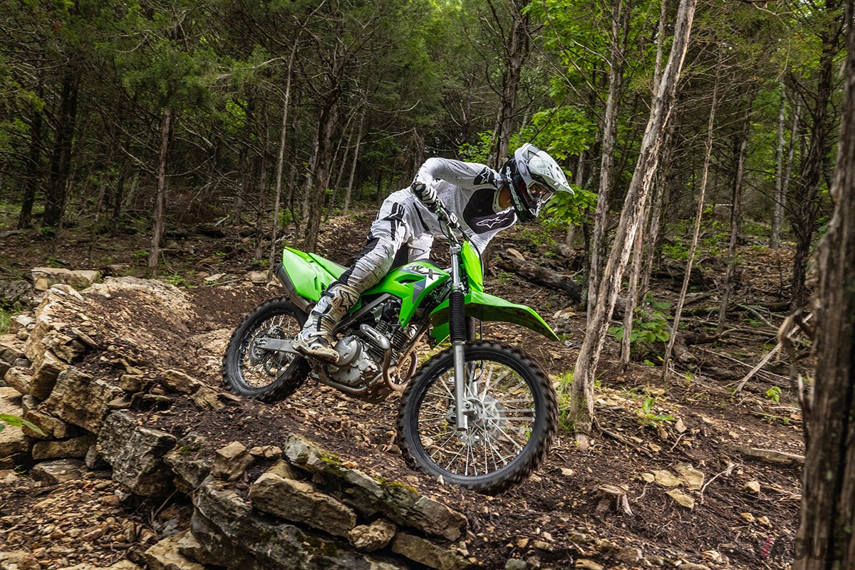 カワサキ「KLX230R」シリーズがフルモデルチェンジ