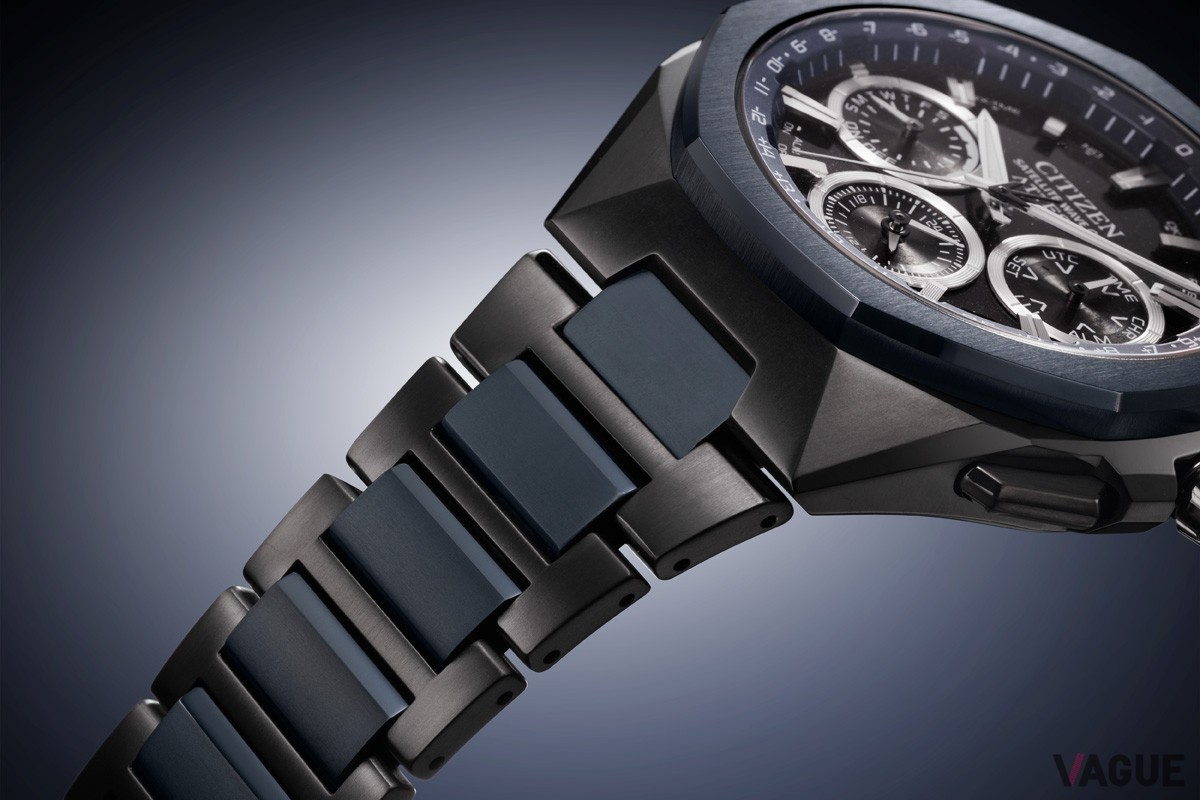 ブレスレットの中駒にもデュラテクトDLCブルーを採用