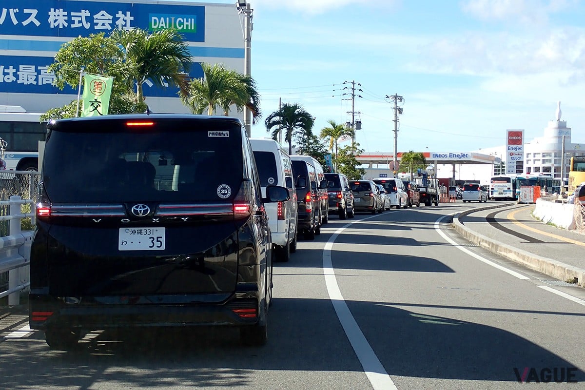 レンタカー営業所に近いガソリンスタンドには、このように給油待ちの列が長く伸びることがある