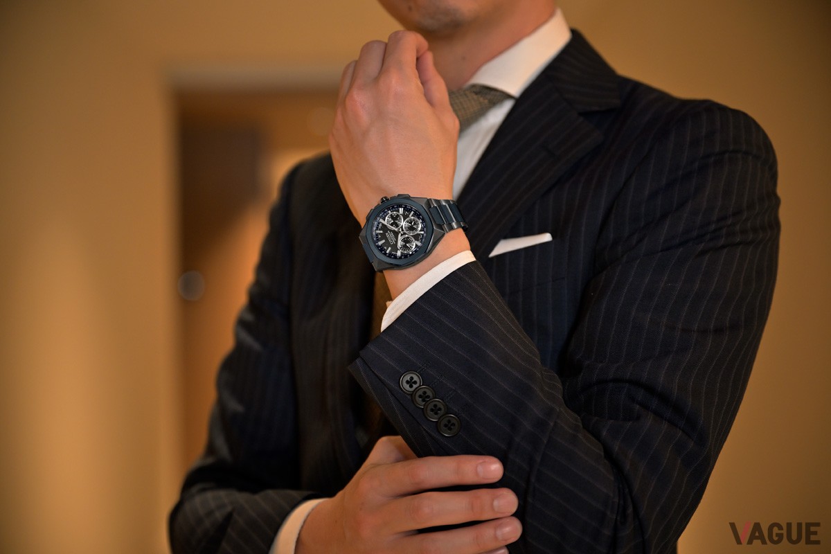 多角形のケースにDLCブルーと、ブラックが掛け合わさることで力強さを感じる