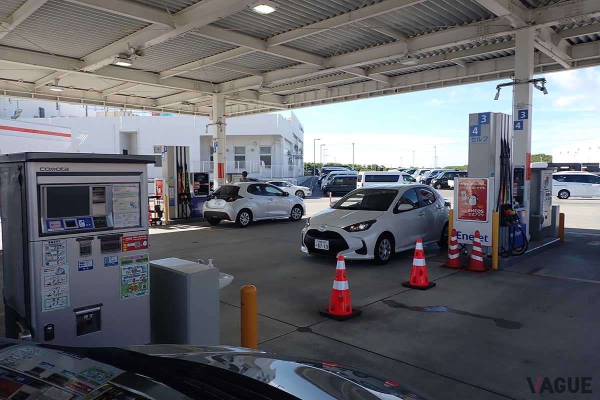 給油中のレンタカー。セルフ式のガソリンスタンドで人手が少ない場合、双方向から入場するクルマで列が乱れることもある