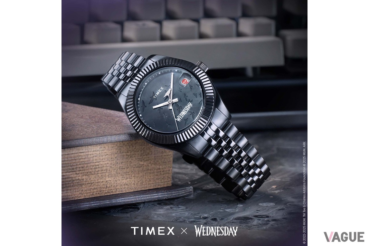漆黒のダイヤルにカラスが舞ったデザインが施され、秒針にもカラスがあしらわれた「Timex x Wednesday Timex Legacy」