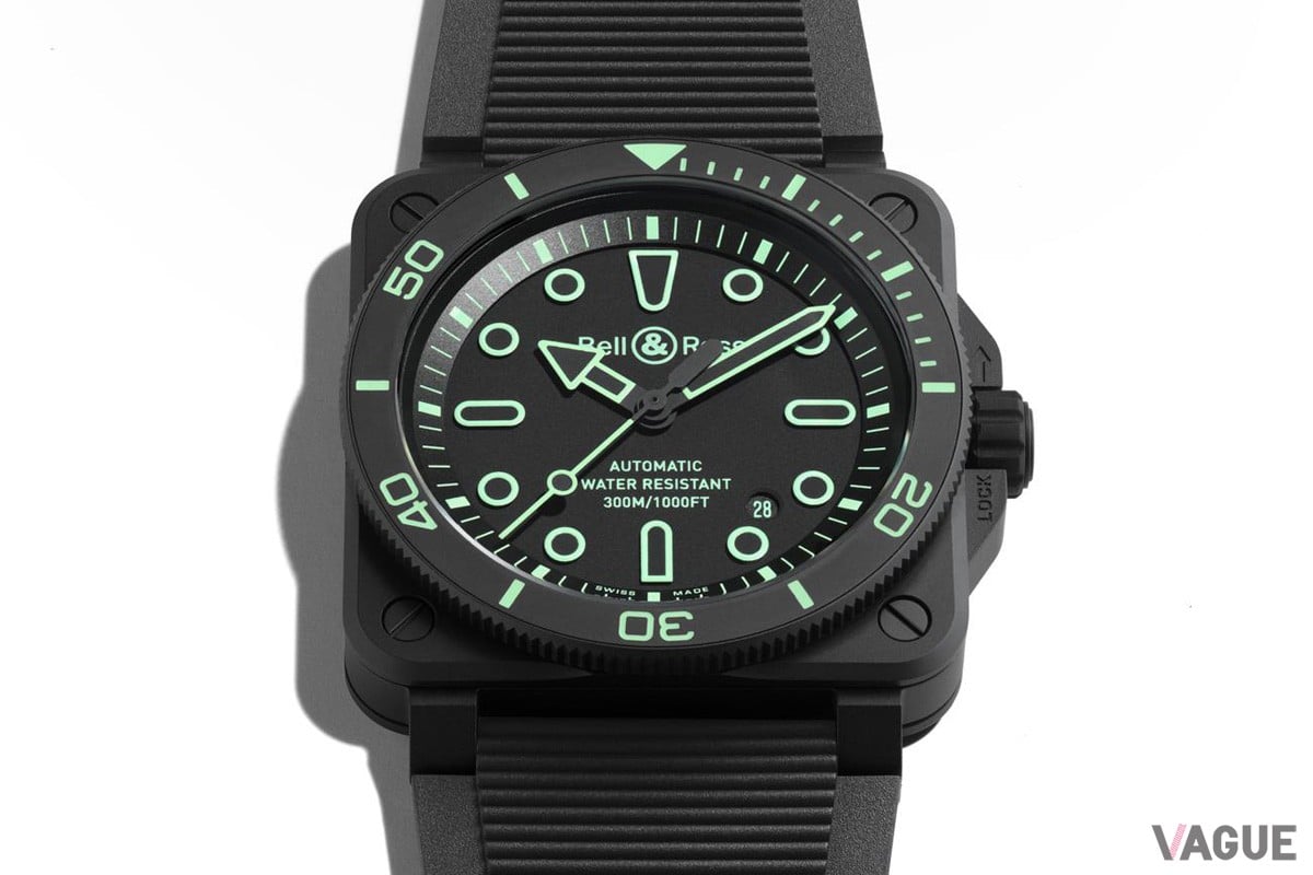 反射防止サファイアクリスタルで覆われたマッドブラック仕上げのダイヤル