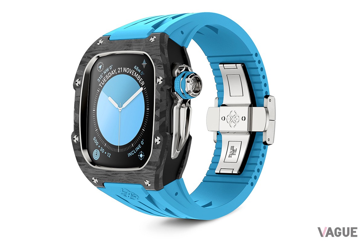 マットなカーボンケースには、圧縮カーボンを削り出して生まれる唯一無二の模様が浮かび上がる（RSCIII46 - Sierra Blue）