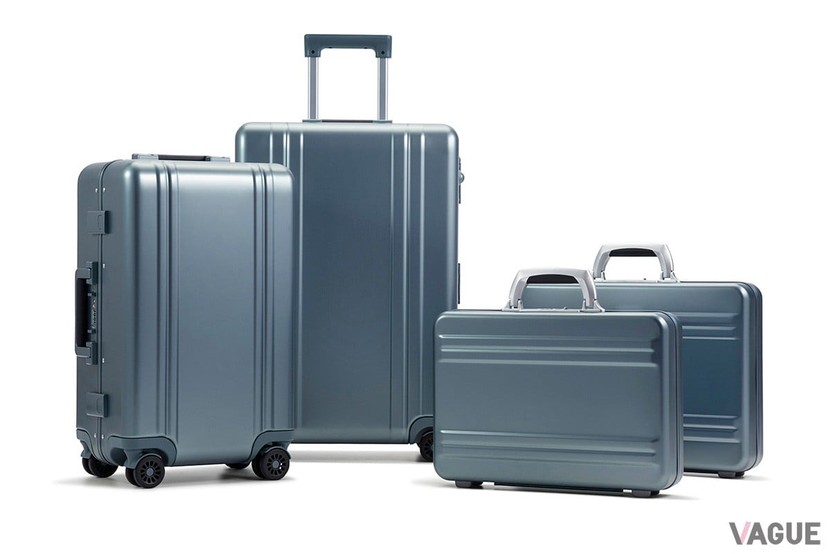 ゼロハリバートンの「スリム アルミニウム ATT」と「ヘリテージライン」に三笘薫選手をイメージした新色“ホライゾンブルー”が登場