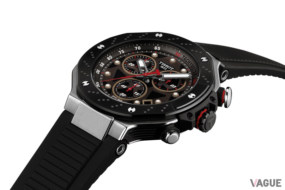 クオーツモデルは8000本の世界限定。ダイヤルや針、るようにしてくださいやプッシャーに添えたレッドがアクセントになっている