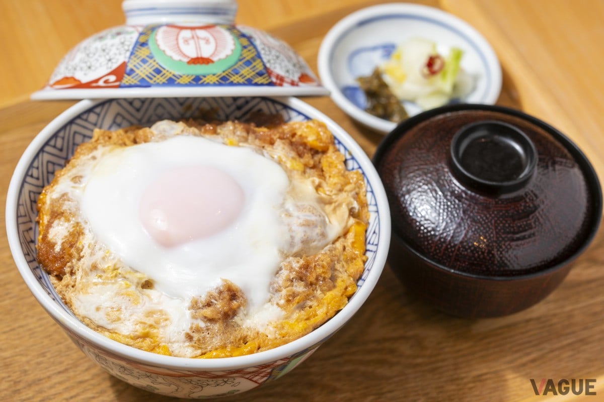 スペシャルカツ丼はお味噌汁、お新香つきで2,300円。「カツ丼」は1,400円