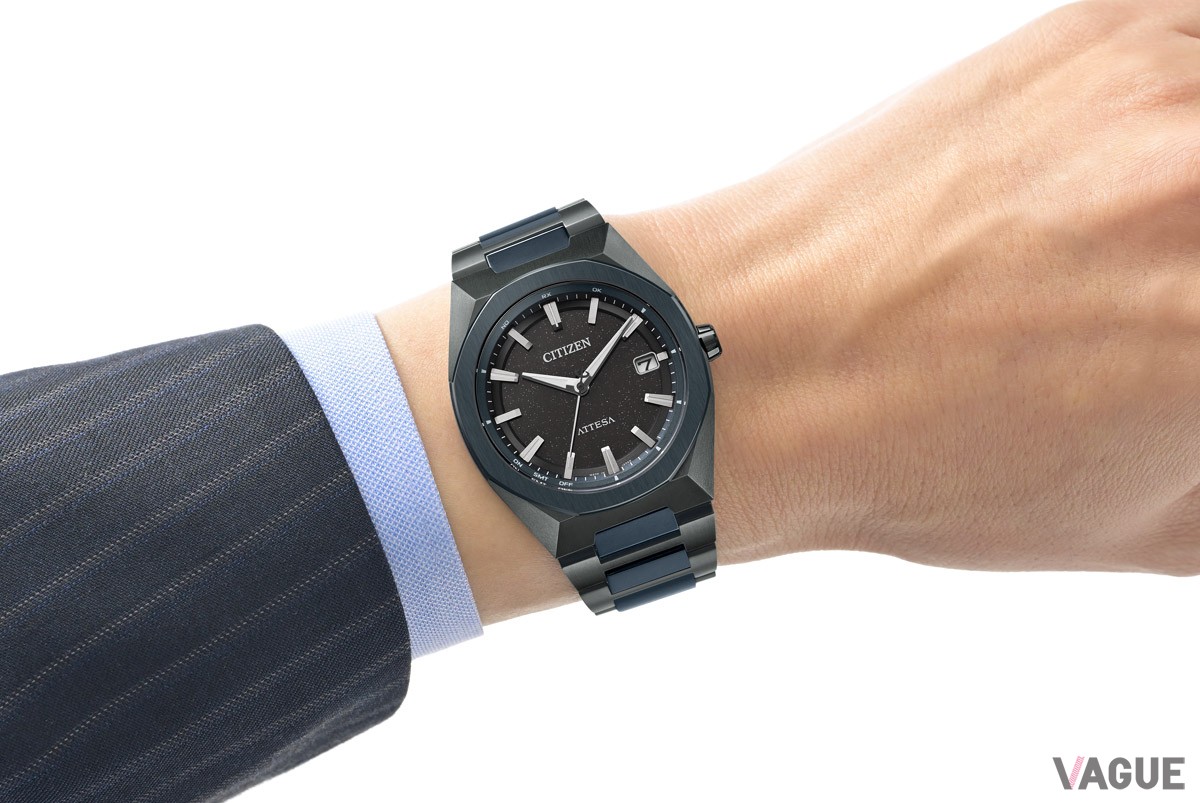 光の反射と屈折を緻密にコントロールした深みのある美しいダークブルー