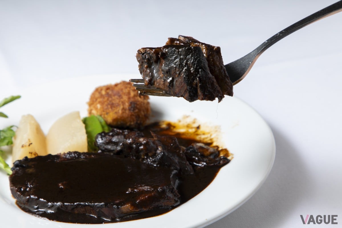 持ち上げただけでほろっと崩れるほど柔らかいビーフシチュー