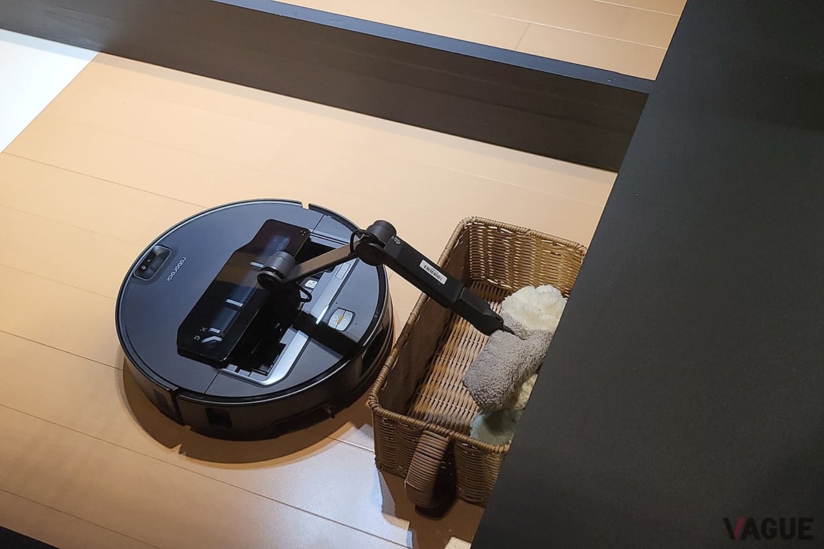 Roborock Saros Z70が搭載する五軸可動の精密ロボットアーム「OmniGrip」が実際に物体を掴む様子