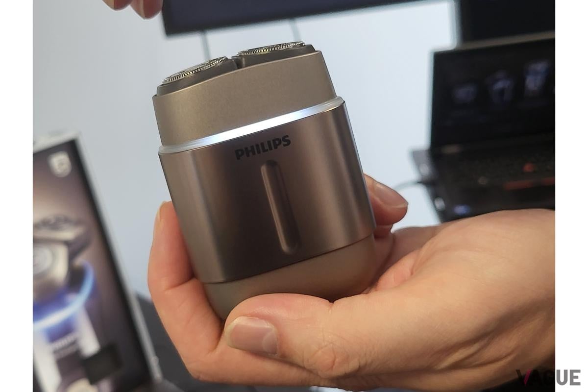 コンパクトシェーバー700シリーズは、マグネット式保護キャップやQi規格のワイヤレス充電パットでの充電など、スマートな利便性を追求している