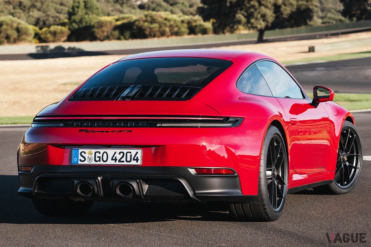 911初のハイブリッドを搭載したポルシェ新型「911カレラGTS」。パワーユニットは3.6リッター水平対向6気筒エンジン+電動ターボチャージャー+8速PDK(デュアルクラッチ式トランスミッション)内蔵モーターを搭載