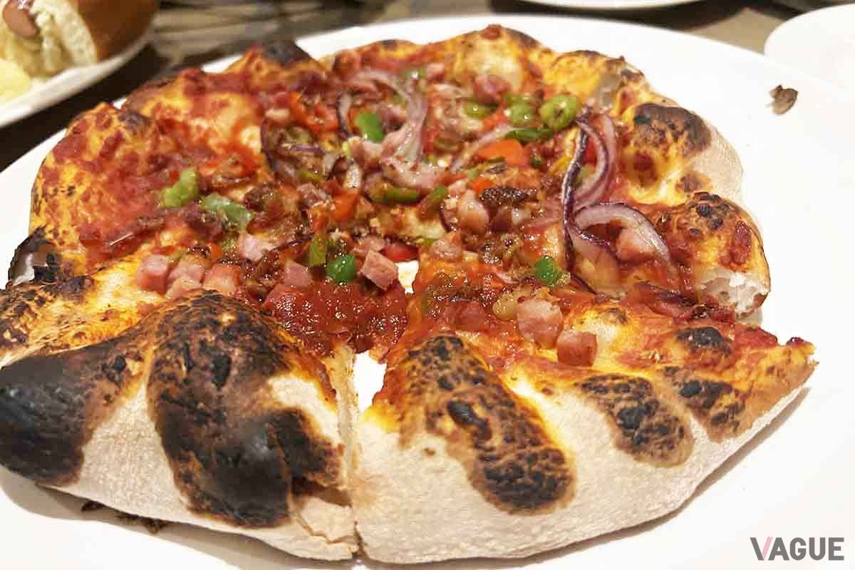 リド・レストランのピザ。自由に具を選ぶことができ、その場で焼いてもらえる