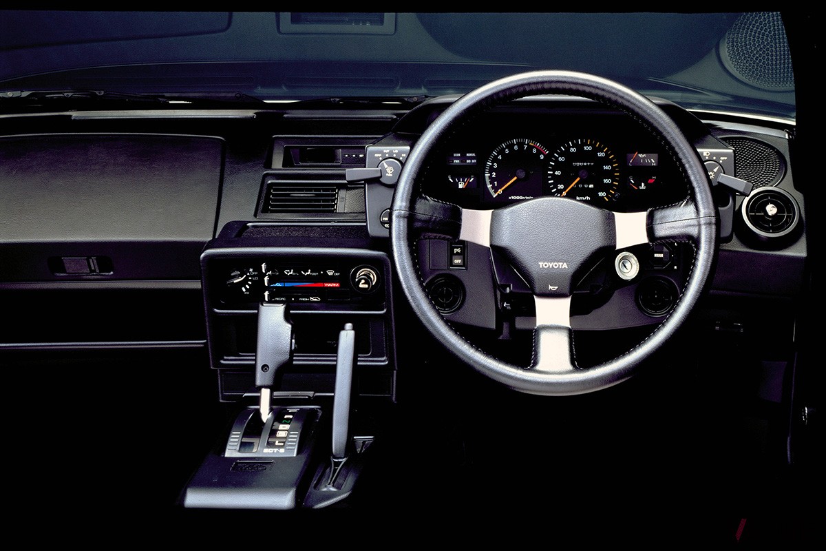 1984年（昭和59年）6月8日に発売されたトヨタ初代「MR2」