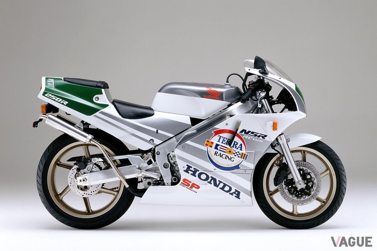 1989年3月に登場した「ホンダNSR250R SP」。軽量のマグネシウム製ホイールや高効率の乾式多板クラッチを標準装備