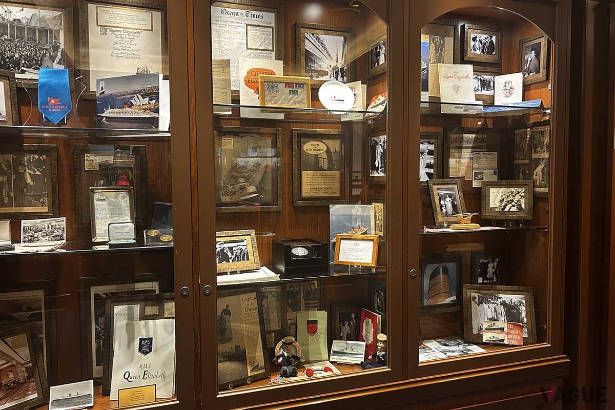 エレベーターホールには、世界各国の初入港した港でもらった記念品の数々が展示