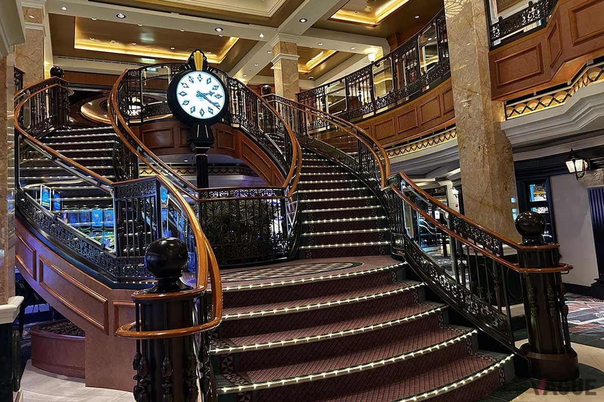 デッキ3 ロイヤル・アーケードにある階段の時計は、ロンドンの時計塔ビッグ・ベンを作ったデント社のもの