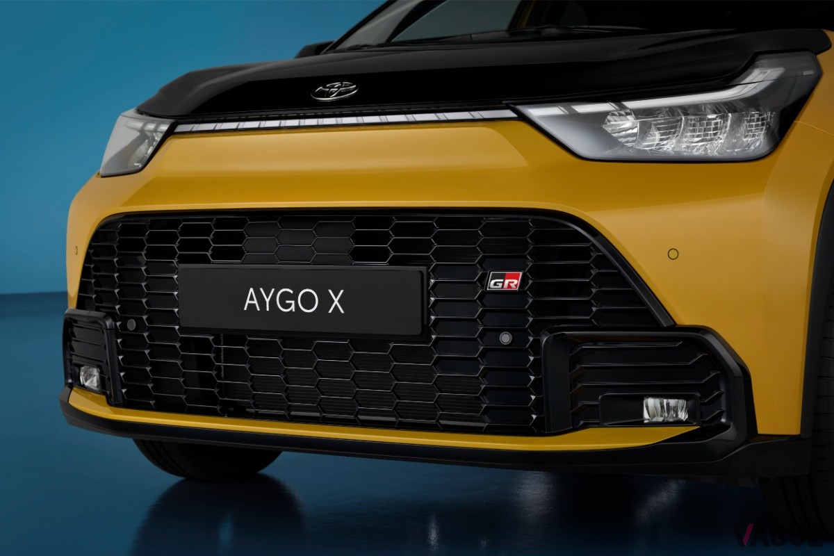 トヨタ新型「アイゴXハイブリッドGRスポーツ」